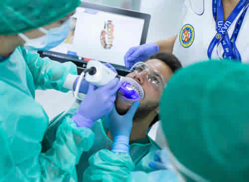 Procedimiento en las clínicas odontológicas de la UAX (Fuente: UAX) Procedimiento en las clínicas odontológicas de la UAX (Fuente: UAX)