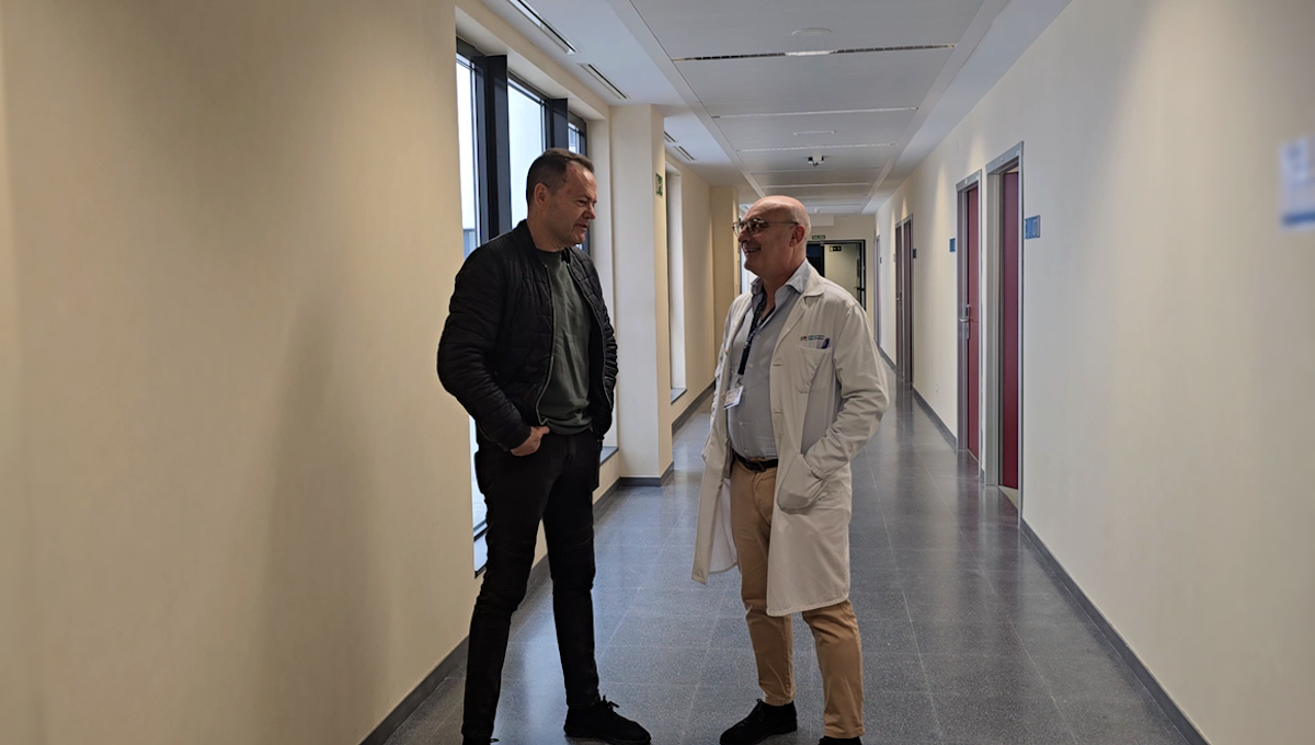 José Ramón, paciente libre de cáncer tras recibir CAR-T, y el Dr. Joaquín Martínez. (Foto: H.12 de Octubre) José Ramón, paciente libre de cáncer tras recibir CAR-T, y el Dr. Joaquín Martínez. (Foto: H.12 de Octubre)
